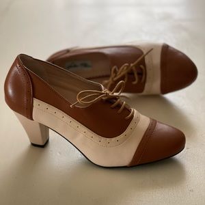 Retro style two toned wingtip heels